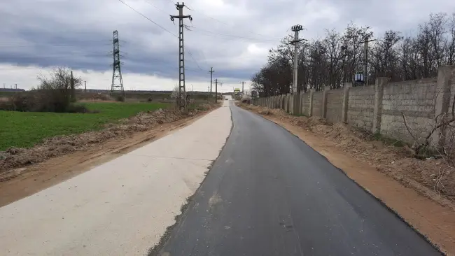 Foto  FOTO: A început asfaltarea drumului dintre Slatina şi Slătioara, pe baraj
