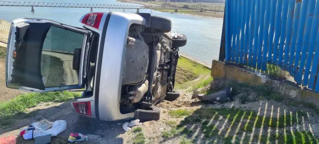 Foto FOTO. Accident pe barajul de la Teslui. O tânără a intrat cu maşina în gardul hidrocentralei de la Moşteni