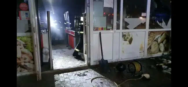 Foto VIDEO. Incendiu la magazinul VMG, de pe bulevardul A. I. Cuza, din Slatina. 12 persoane, evacuate 