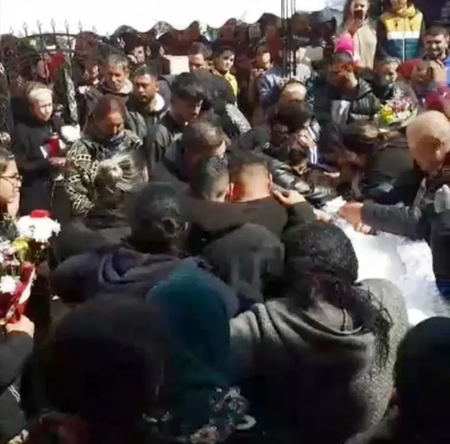 Foto FOTO. Sute de persoane, la înmormântarea tânărului decedat în accidentul de la Iancu Jianu
