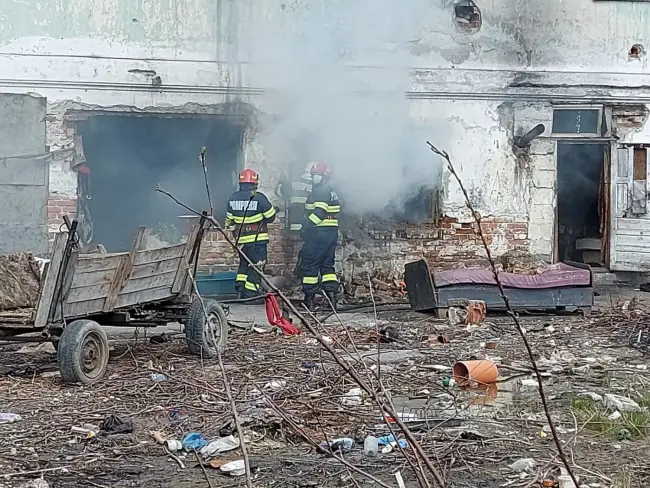 Foto VIDEO. Incendiu la o clădire dezafectată din Slatina. Este vorba de sediul fostului IGO