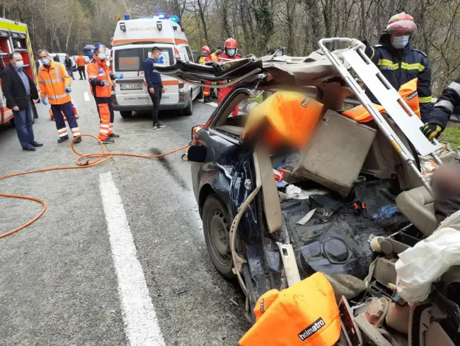 Foto FOTO: Două persoane au murit într-un accident rutier, pe Valea Oltului
