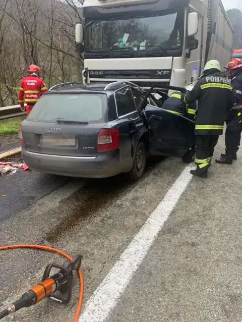 Foto FOTO: Două persoane au murit într-un accident rutier, pe Valea Oltului