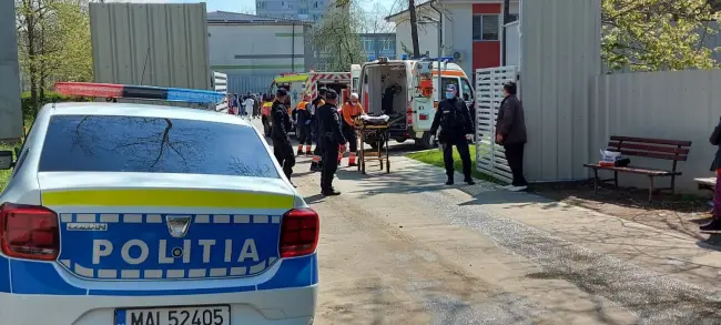 Foto FOTO. Incendiu la Secţia de Psihiatrie a SJU Slatina. Pacienţi scoşi din clădire şi preluaţi de ambulanţe