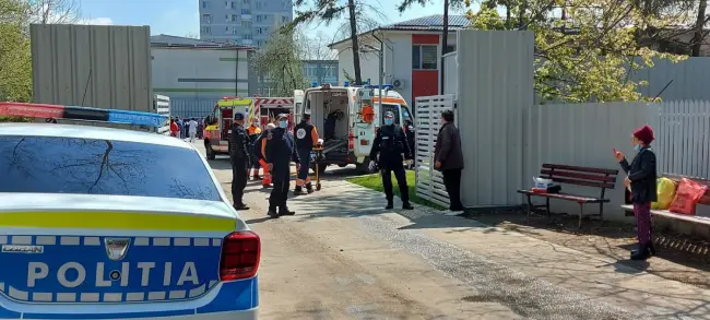 Foto FOTO. Incendiu la Secţia de Psihiatrie a SJU Slatina. Pacienţi scoşi din clădire şi preluaţi de ambulanţe