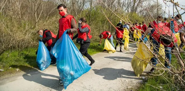 Foto FOTO. Emil Moţ şi echipa PSD Slatina, campanie de ecologizare