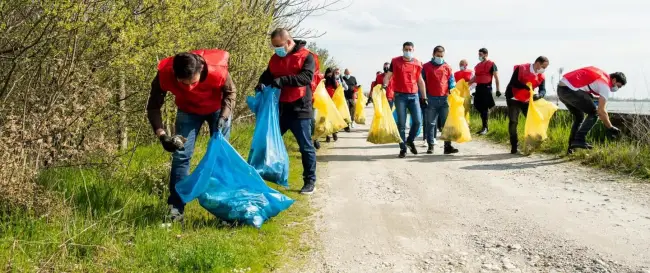Foto FOTO. Emil Moţ şi echipa PSD Slatina, campanie de ecologizare