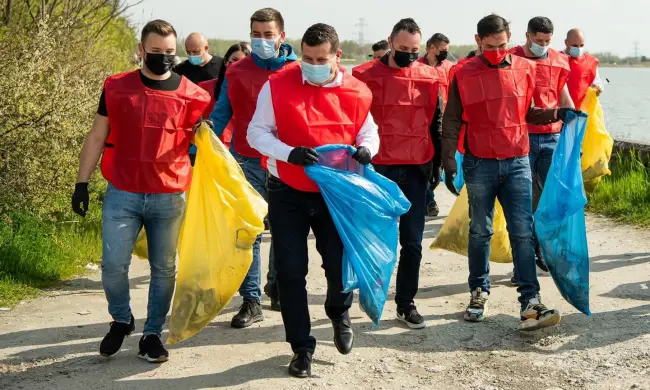 Foto FOTO. Emil Moţ şi echipa PSD Slatina, campanie de ecologizare