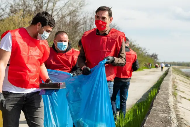 Foto FOTO. Emil Moţ şi echipa PSD Slatina, campanie de ecologizare