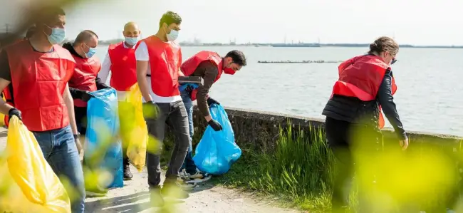 Foto FOTO. Emil Moţ şi echipa PSD Slatina, campanie de ecologizare