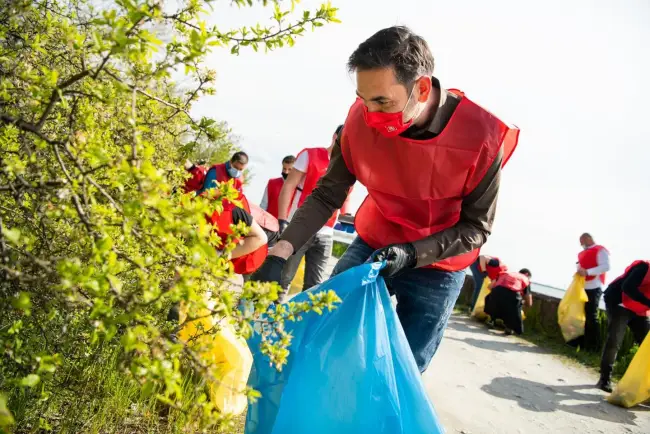 Foto FOTO. Emil Moţ şi echipa PSD Slatina, campanie de ecologizare