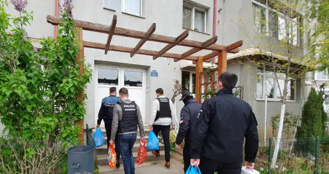 Foto FOTO. Cu sprijinul poliţiştilor, două familii din Slatina vor avea masa plină de Paşte