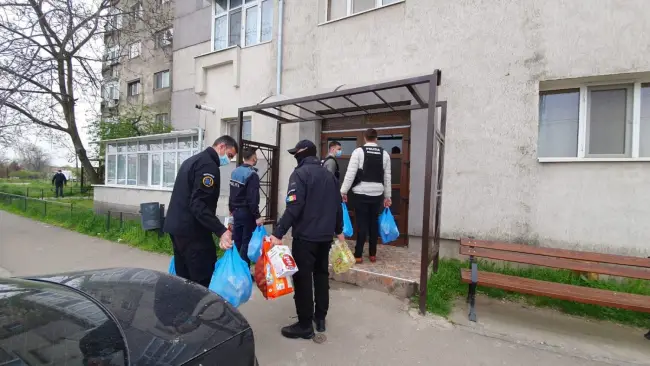 Foto FOTO. Cu sprijinul poliţiştilor, două familii din Slatina vor avea masa plină de Paşte