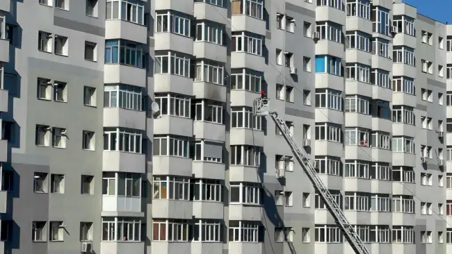 Foto VIDEO. Incendiu într-un apartament de pe bulevardul A.I. Cuza din Slatina. Pompierii au intervenit cu autoscara