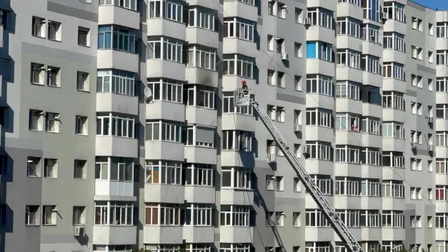 Foto VIDEO. Incendiu într-un apartament de pe bulevardul A.I. Cuza din Slatina. Pompierii au intervenit cu autoscara
