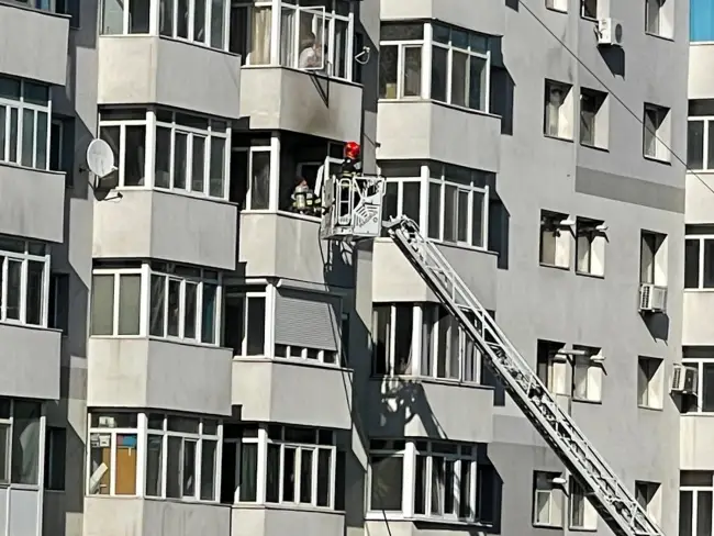 Foto VIDEO. Incendiu într-un apartament de pe bulevardul A.I. Cuza din Slatina. Pompierii au intervenit cu autoscara