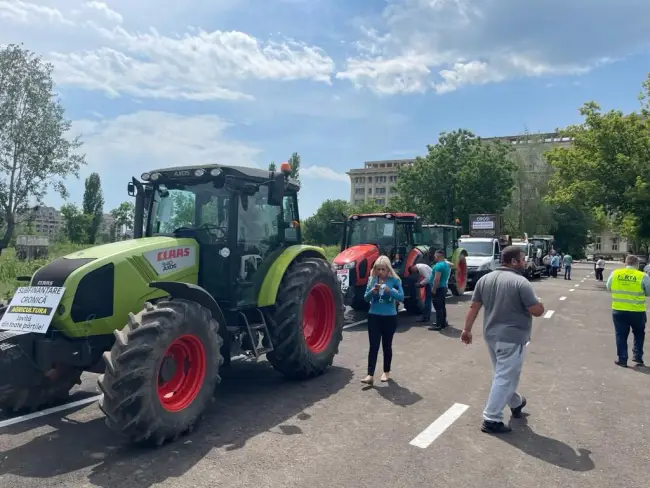 Foto VIDEO&FOTO. Protest cu tractoare, la Parlament. Participă şi 40 de fermieri din Olt 