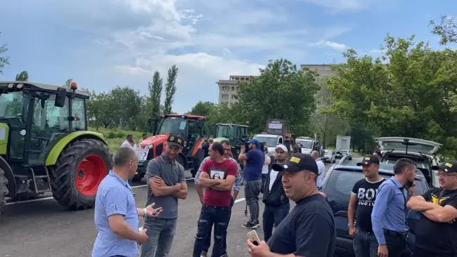 Foto VIDEO&FOTO. Protest cu tractoare, la Parlament. Participă şi 40 de fermieri din Olt 