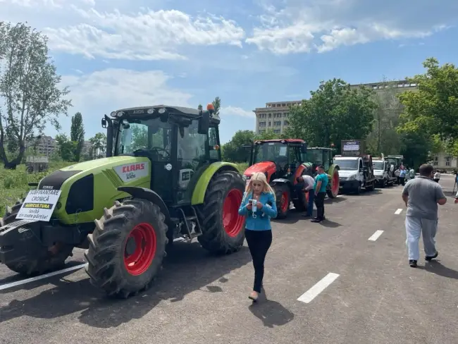Foto VIDEO&FOTO. Protest cu tractoare, la Parlament. Participă şi 40 de fermieri din Olt 
