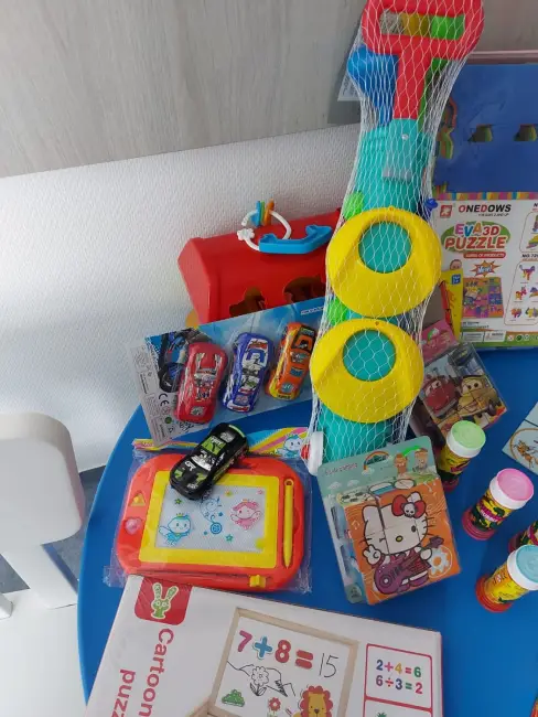 Foto FOTO: Jucării şi jocuri donate Secţiei de Pediatrie a Spitalului Slatina, de 1 iunie