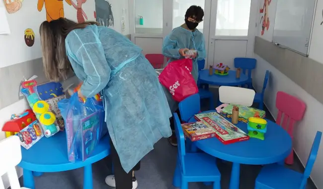 Foto FOTO: Jucării şi jocuri donate Secţiei de Pediatrie a Spitalului Slatina, de 1 iunie