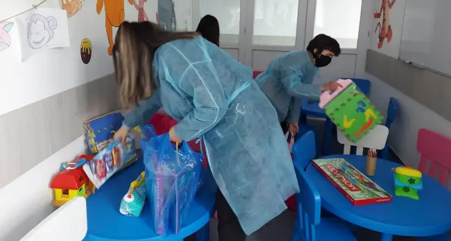 Foto FOTO: Jucării şi jocuri donate Secţiei de Pediatrie a Spitalului Slatina, de 1 iunie