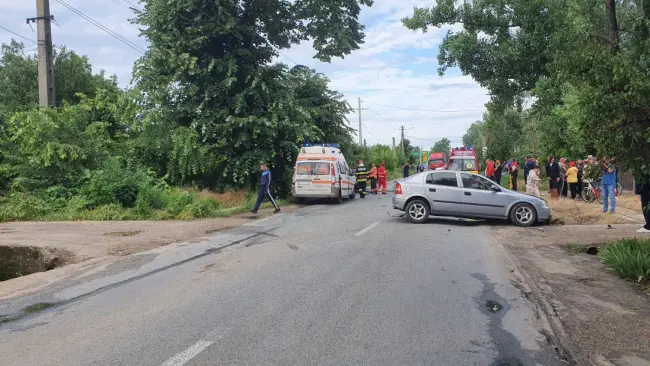 Foto VIDEO: Accident la Corabia. Trafic rutier blocat pe DN 54