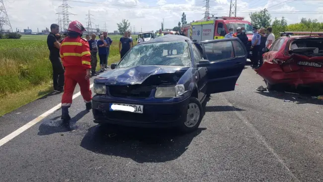 Foto VIDEO. Trafic blocat între Slatina şi Valea Mare din cauza unui accident rutier cu trei maşini implicate