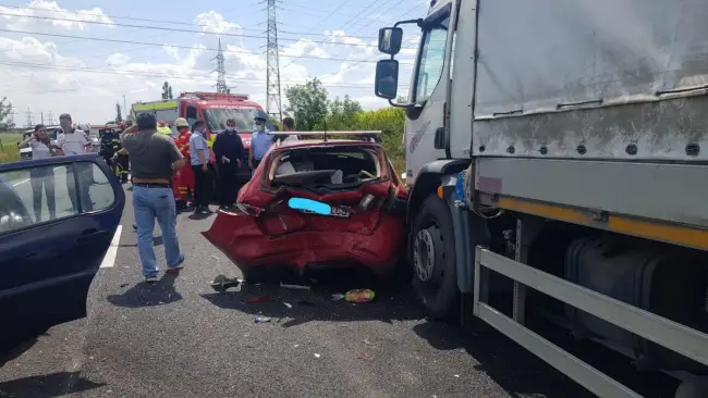 Foto VIDEO. Trafic blocat între Slatina şi Valea Mare din cauza unui accident rutier cu trei maşini implicate