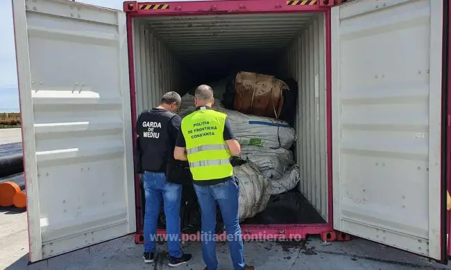 Foto FOTO: Containere cu deşeuri de cauciuc ale unei firme din Priseaca, oprite în Portul Agigea
