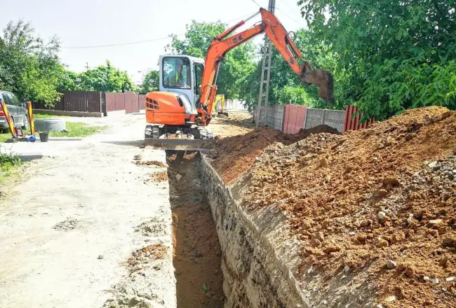 Foto FOTO. Se lucrează la Piatra Olt, în cadrul poiectului CAO pentru extinderea reţelelor de apă şi canal