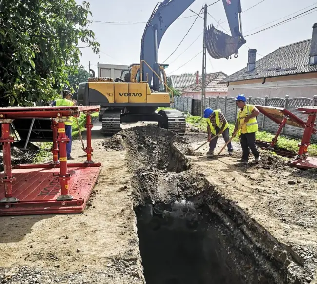 Foto FOTO. Se lucrează la Piatra Olt, în cadrul poiectului CAO pentru extinderea reţelelor de apă şi canal