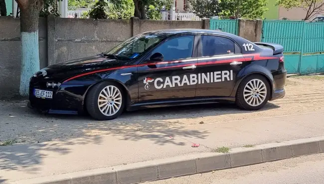 Foto FOTO: Ce caută în Drăgăneşti-Olt o maşină inscripţionată „CARABINIERI”. Poliţia a deschis o anchetă