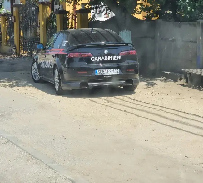 Foto FOTO: Ce caută în Drăgăneşti-Olt o maşină inscripţionată „CARABINIERI”. Poliţia a deschis o anchetă