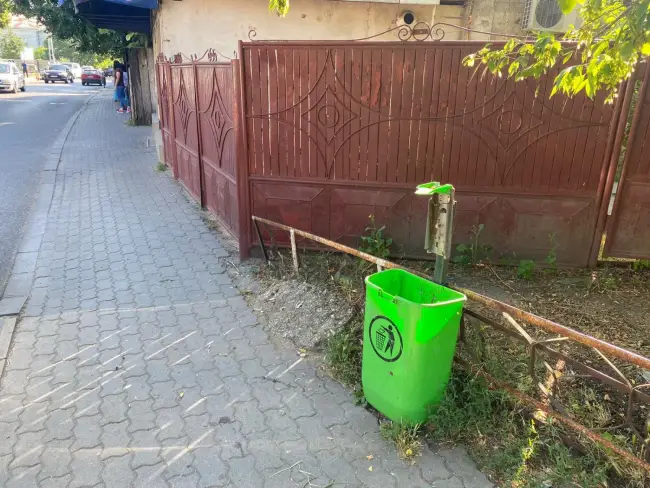 Foto FOTO. Caracal: Coşuri de gunoi din mai multe zone ale oraşului, distruse