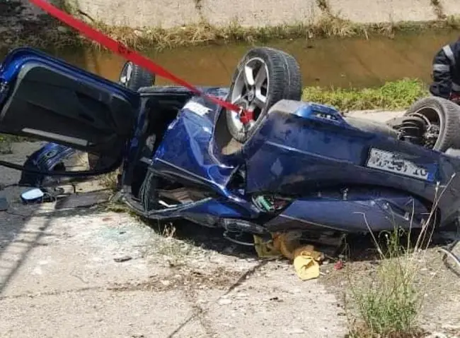 Foto FOTO: Un bărbat a murit, la Dobrosloveni, după ce a intrat cu maşina într-un canal colector
