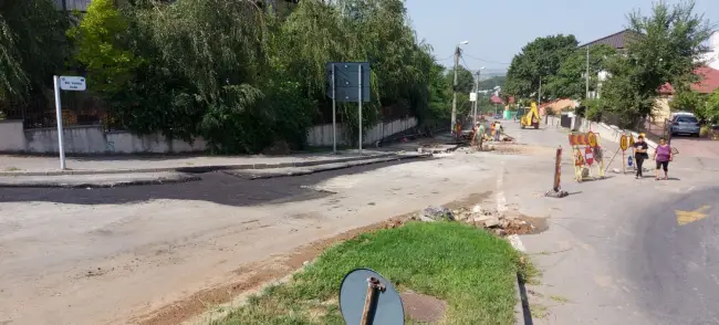 Foto FOTO. Se asfaltează pe strada Vintilă Vodă. Traficul, în continuare pe rute ocolitoare