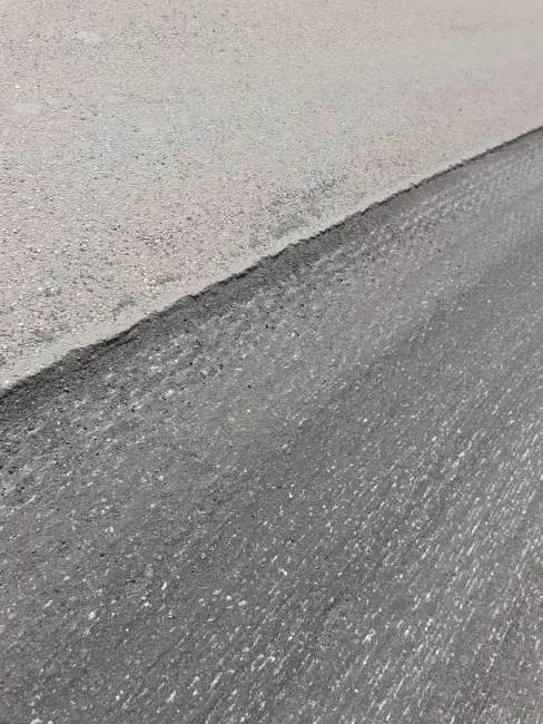 Foto A început asfaltarea drumului dintre Slatina şi Brebeni