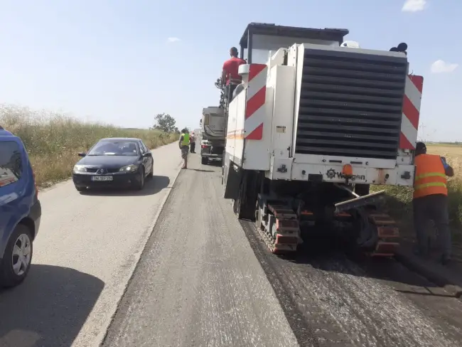 Foto A început asfaltarea drumului dintre Slatina şi Brebeni