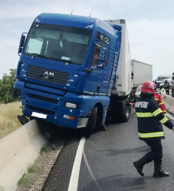 Foto Un TIR blochează un sens de mers, între Slatina şi Valea Mare. Traficul este afectat