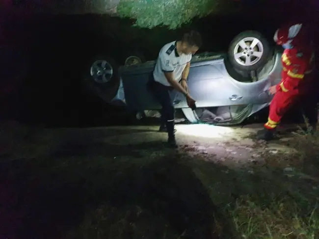 Foto FOTO. Maşină răsturnată în zona barajului de la Slătioara. Două adolescente care se aflau în interior au scăpat nevătămate