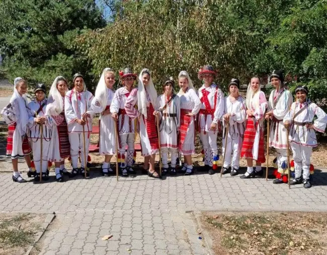 Foto  Artiştii de la Ansamblul Folcloric „Acidava” Piatra-Olt, la un festival internaţional de folclor