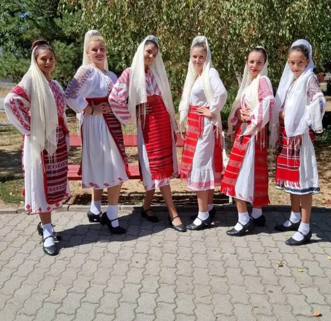 Foto  Artiştii de la Ansamblul Folcloric „Acidava” Piatra-Olt, la un festival internaţional de folclor