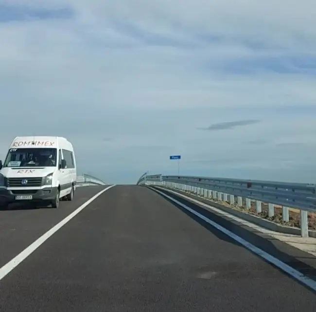 Foto VIDEO. Primele două pasaje, care trec peste Drumul Expres Craiova-Piteşti, date în folosinţă