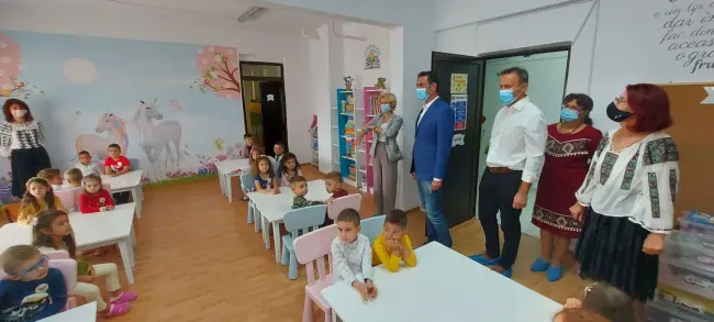 Foto FOTO | Început de an şcolar la Slatina. Primarul Emil Moţ a inaugurat o grădiniţă cu program prelungit