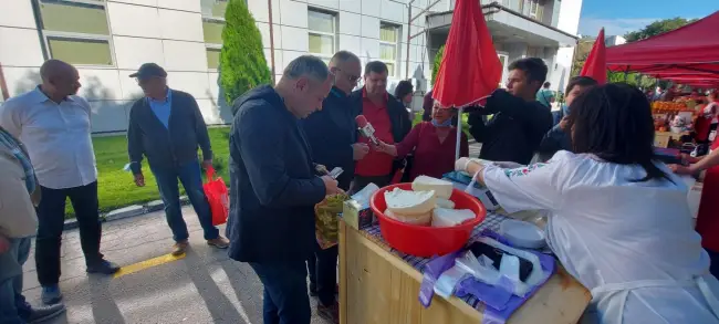 Foto FOTO. S-a deschis pentru prima dată Piaţa Producătorilor Olteni din Slatina, organizată de CJ Olt 