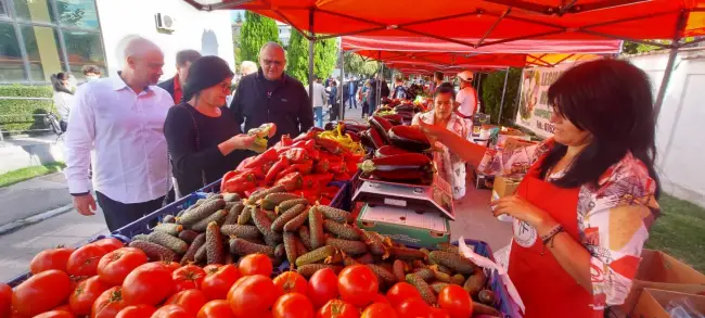 Foto FOTO. S-a deschis pentru prima dată Piaţa Producătorilor Olteni din Slatina, organizată de CJ Olt 