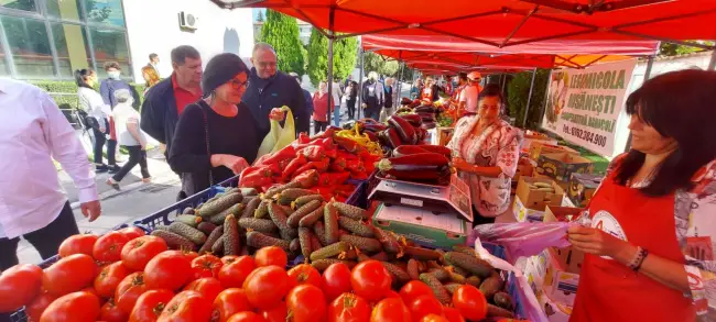 Foto FOTO. S-a deschis pentru prima dată Piaţa Producătorilor Olteni din Slatina, organizată de CJ Olt 