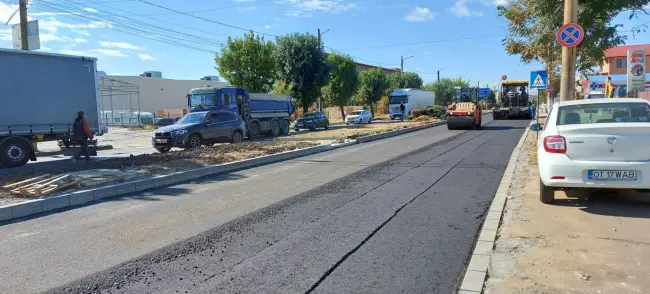 Foto FOTO&VIDEO. Se asfaltează pe strada Piteşti. Traficul rutier este în continuare deviat