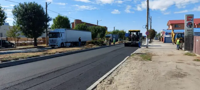 Foto FOTO&VIDEO. Se asfaltează pe strada Piteşti. Traficul rutier este în continuare deviat